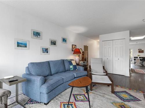 4-668 Beach Rd, Qualicum Beach, BC - Indoor Photo Showing Living Room