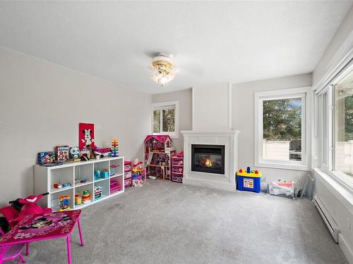 6495 Burnett Pl, Duncan, BC - Indoor Photo Showing Other Room With Fireplace