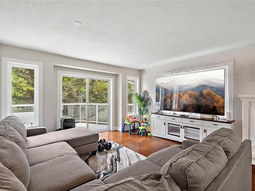 6495 Burnett Pl, Duncan, BC - Indoor Photo Showing Living Room