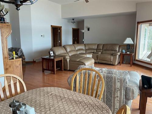 3913 Hwy 72, Sioux Lookout, ON - Indoor Photo Showing Living Room