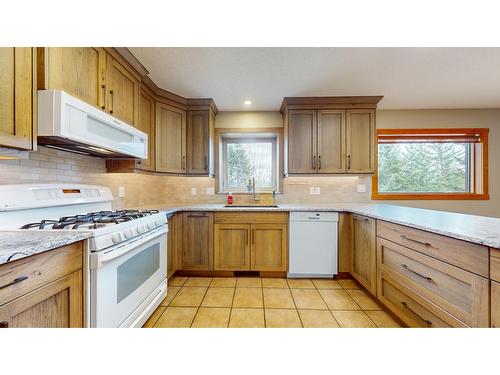 3814 Simms Road, Cranbrook, BC - Indoor Photo Showing Kitchen