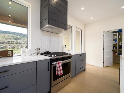 216 Holloway Drive, Kamloops, BC - Indoor Photo Showing Kitchen