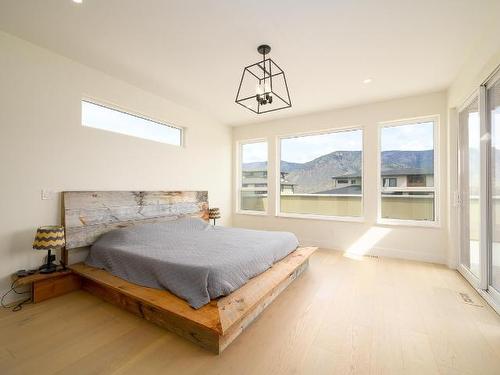 216 Holloway Drive, Kamloops, BC - Indoor Photo Showing Bedroom