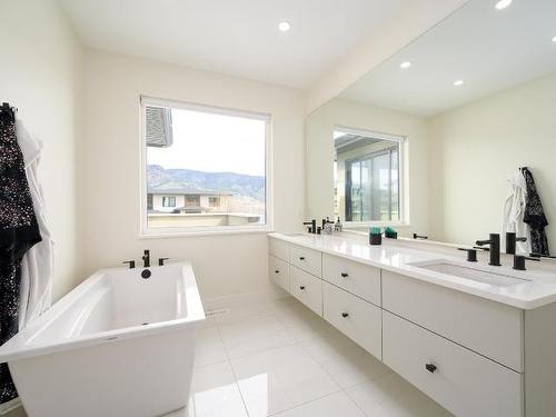 216 Holloway Drive, Kamloops, BC - Indoor Photo Showing Bathroom