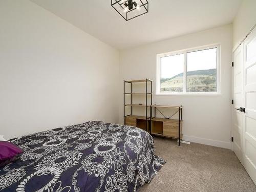 216 Holloway Drive, Kamloops, BC - Indoor Photo Showing Bedroom