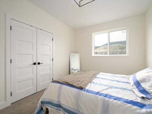 216 Holloway Drive, Kamloops, BC - Indoor Photo Showing Bedroom