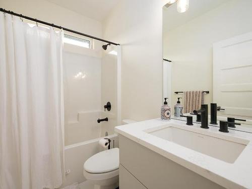 216 Holloway Drive, Kamloops, BC - Indoor Photo Showing Bathroom