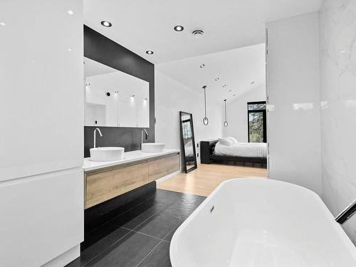 Salle de bains attenante Ã  la CCP - 70 Rue Du Pavillon, Sainte-Anne-Des-Plaines, QC - Indoor Photo Showing Other Room