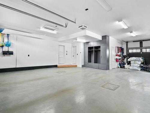 Garage - 70 Rue Du Pavillon, Sainte-Anne-Des-Plaines, QC - Indoor Photo Showing Garage