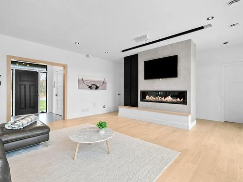 Salon - 70 Rue Du Pavillon, Sainte-Anne-Des-Plaines, QC - Indoor Photo Showing Living Room With Fireplace