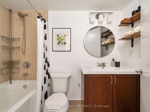 1115-830 Lawrence Ave W, Toronto, ON - Indoor Photo Showing Bathroom