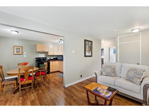 525 11Th Avenue, North Castlegar, BC - Indoor Photo Showing Living Room