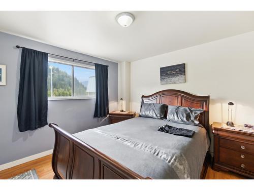 525 11Th Avenue, North Castlegar, BC - Indoor Photo Showing Bedroom