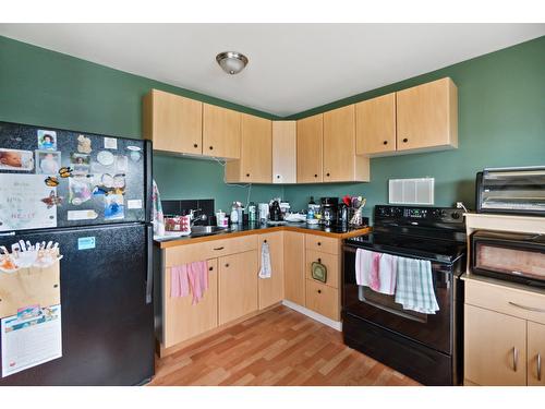 525 11Th Avenue, North Castlegar, BC - Indoor Photo Showing Kitchen