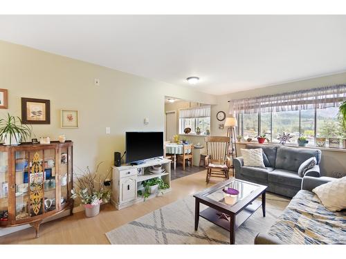 525 11Th Avenue, North Castlegar, BC - Indoor Photo Showing Living Room