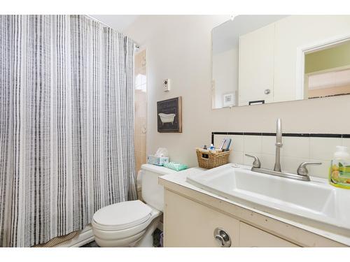 525 11Th Avenue, North Castlegar, BC - Indoor Photo Showing Bathroom