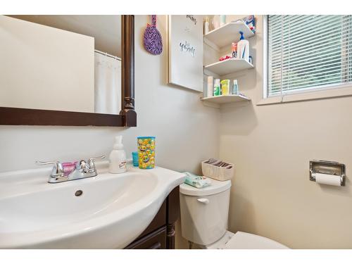 525 11Th Avenue, North Castlegar, BC - Indoor Photo Showing Bathroom