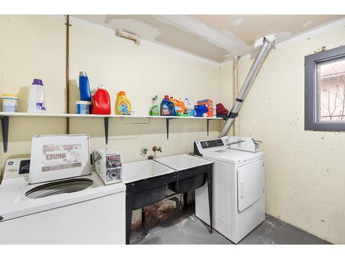 525 11Th Avenue, North Castlegar, BC - Indoor Photo Showing Laundry Room