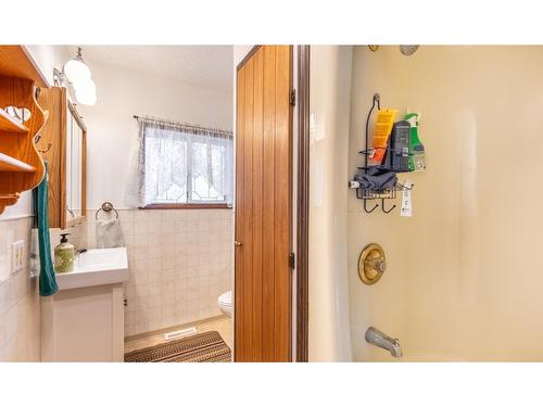 809 32Nd Avenue S, Erickson, BC - Indoor Photo Showing Bathroom