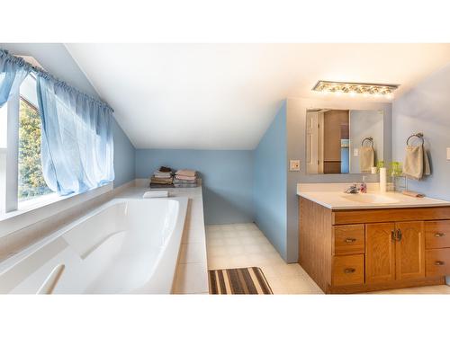 809 32Nd Avenue S, Erickson, BC - Indoor Photo Showing Bathroom