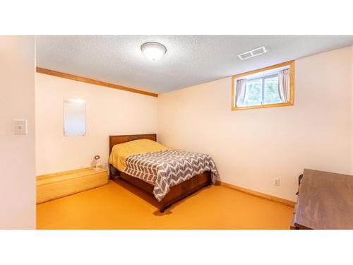809 32Nd Avenue S, Erickson, BC - Indoor Photo Showing Bedroom