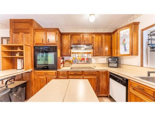 809 32Nd Avenue S, Erickson, BC - Indoor Photo Showing Kitchen
