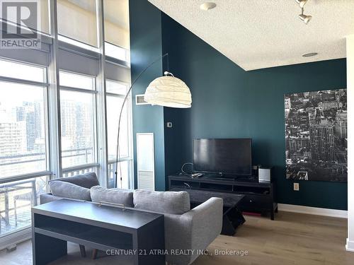3905 - 15 Fort York Boulevard, Toronto, ON - Indoor Photo Showing Living Room