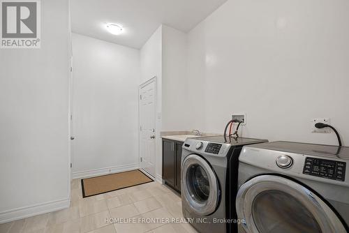92 Holland Vista Street, East Gwillimbury, ON - Indoor Photo Showing Laundry Room