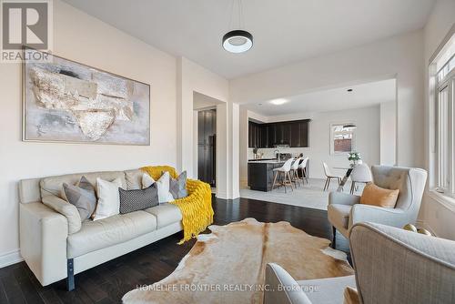 92 Holland Vista Street, East Gwillimbury, ON - Indoor Photo Showing Living Room