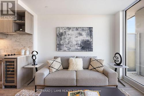 733 - 2020 Bathurst Street, Toronto, ON - Indoor Photo Showing Living Room