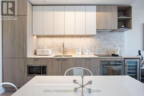 733 - 2020 Bathurst Street, Toronto, ON - Indoor Photo Showing Kitchen With Upgraded Kitchen
