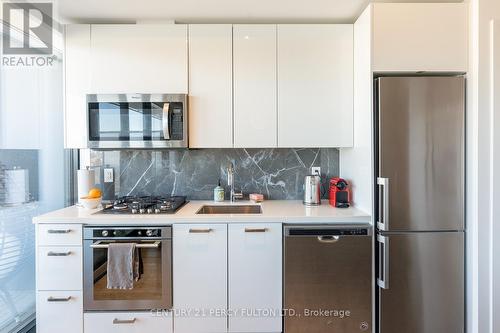 802 - 458 Richmond Street W, Toronto, ON - Indoor Photo Showing Kitchen With Upgraded Kitchen
