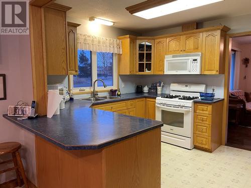 1000 121 Avenue, Dawson Creek, BC - Indoor Photo Showing Kitchen With Double Sink