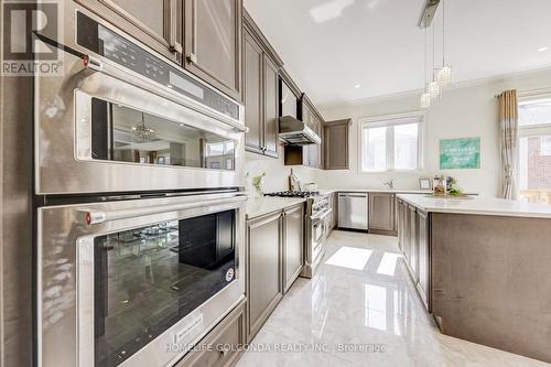 21 Planet Street, Richmond Hill, ON - Indoor Photo Showing Kitchen With Upgraded Kitchen
