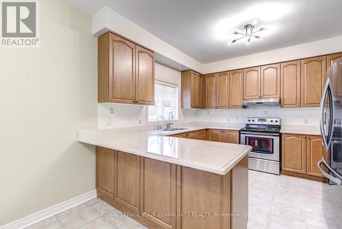20 Wolf Trail Cres, Richmond Hill, ON - Indoor Photo Showing Kitchen With Double Sink