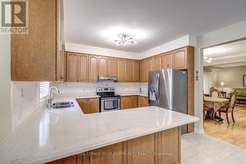 20 Wolf Trail Cres, Richmond Hill, ON - Indoor Photo Showing Kitchen With Double Sink With Upgraded Kitchen