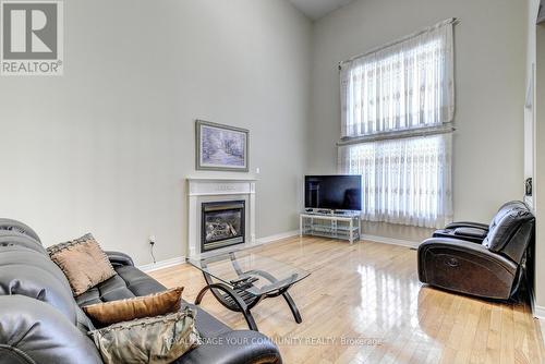 20 Wolf Trail Cres, Richmond Hill, ON - Indoor Photo Showing Living Room With Fireplace