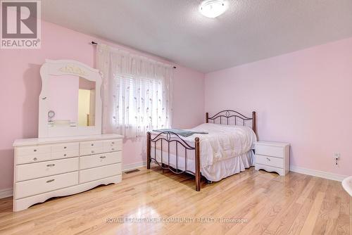 20 Wolf Trail Cres, Richmond Hill, ON - Indoor Photo Showing Bedroom