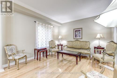 20 Wolf Trail Cres, Richmond Hill, ON - Indoor Photo Showing Living Room