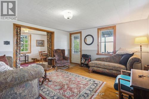 437 Champlain Road, Penetanguishene, ON - Indoor Photo Showing Living Room