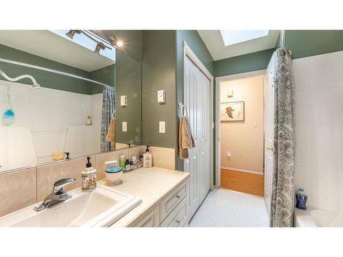 8 - 1510 Birch Street, Creston, BC - Indoor Photo Showing Bathroom