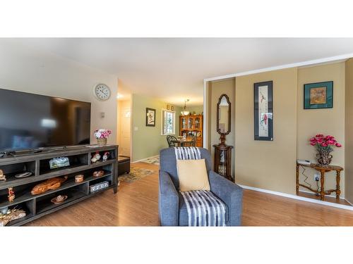 8 - 1510 Birch Street, Creston, BC - Indoor Photo Showing Living Room