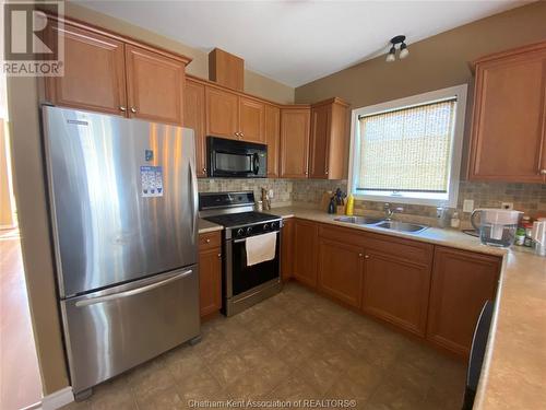 15 Oakgrove Lane, Chatham, ON - Indoor Photo Showing Kitchen With Double Sink