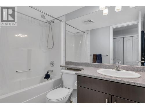 325 Mcintosh Road Unit# 1103, Kelowna, BC - Indoor Photo Showing Bathroom