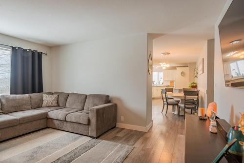 1424 Emerald Crescent, Castlegar, BC - Indoor Photo Showing Living Room