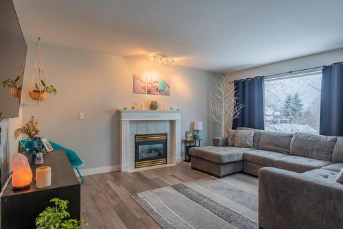 1424 Emerald Crescent, Castlegar, BC - Indoor Photo Showing Living Room With Fireplace