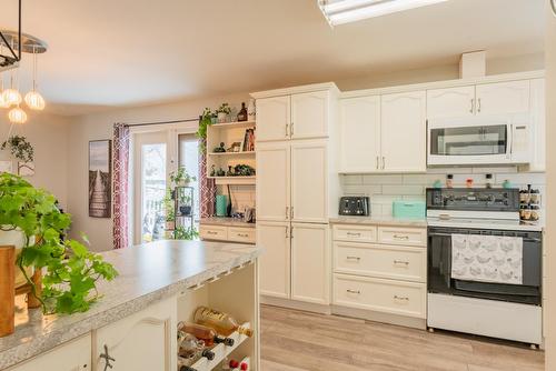 1424 Emerald Crescent, Castlegar, BC - Indoor Photo Showing Kitchen