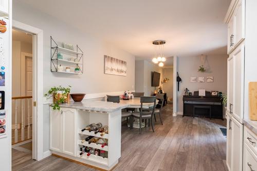 1424 Emerald Crescent, Castlegar, BC - Indoor Photo Showing Dining Room