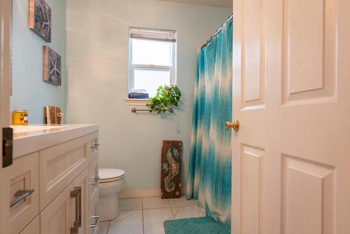 1424 Emerald Crescent, Castlegar, BC - Indoor Photo Showing Bathroom