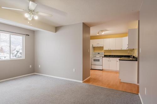 1424 Emerald Crescent, Castlegar, BC - Indoor Photo Showing Kitchen